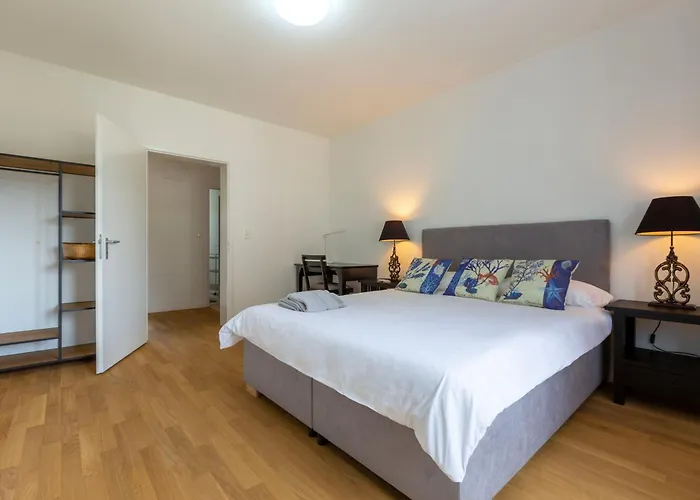 Kaya 3a - Downtown 2br With Balcony Apartment