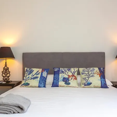 Kaya 3a - Downtown 2br With Balcony *